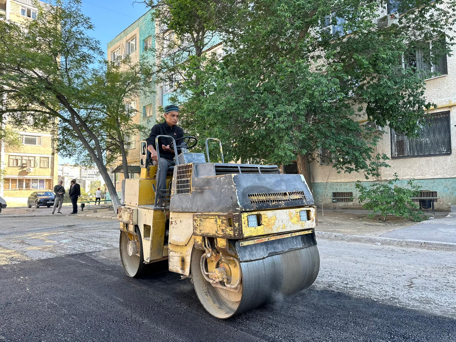 В Актау на дорогах 11 микрорайона уложено около 8000 квадратных метров  асфальта