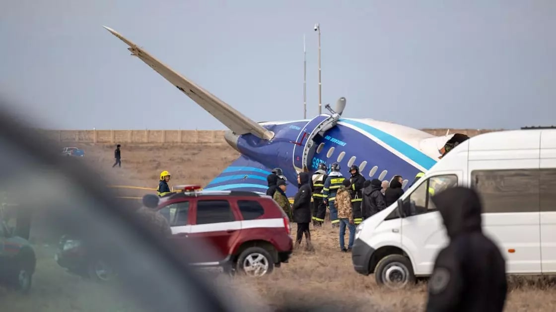 Место крушения самолета компании Azerbaijan Airlines. Фото: Issa Tazhenbayev / Anadolu via Getty Images