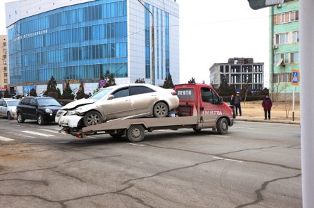 В Актау автомобиль Toyota Camry врезался в ограждение здания ДВД Мангистауской области