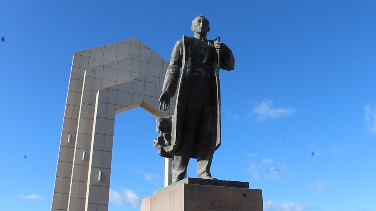 Нар актау. Тобанияз Әлниязұлы. Жалау Мыңбаев презентация. Мәйіт ескерткіштер фото. Жалау Мыңбайұлы фото.