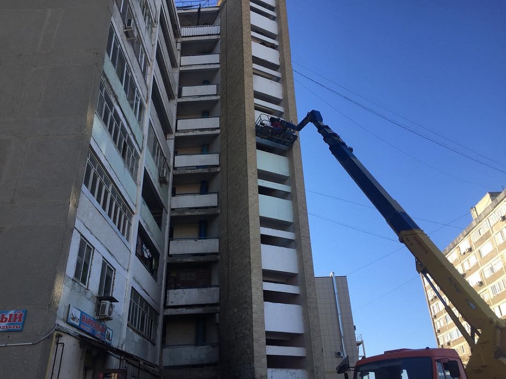 В Актау обрушилась стена балкона одного из домов