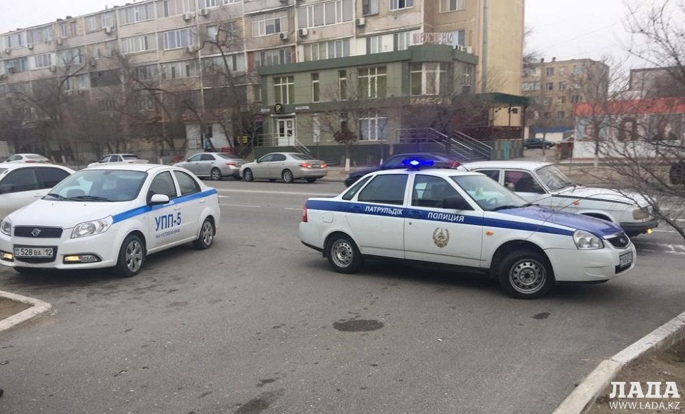 Полиция начала дежурить возле Евразийского банка в Актау