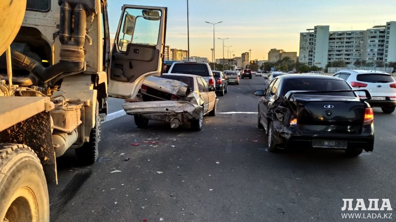 В Актау столкнулись автобетоносмеситель и четыре машины