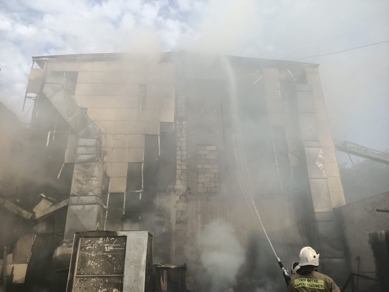 Пожар в Жанаозене: Из торгово-развлекательного центра эвакуировали 85 человек