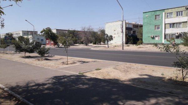 Жители 1 микрорайона Актау требуют перенести автобусную остановку уже два года