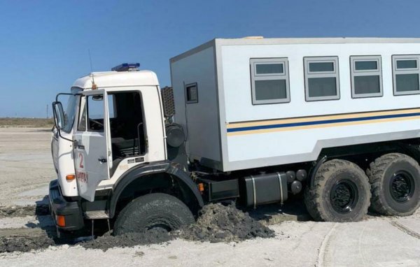 Трактор и «КамАЗ» застряли в пригороде Актау, пытаясь вытащить «Ниву»