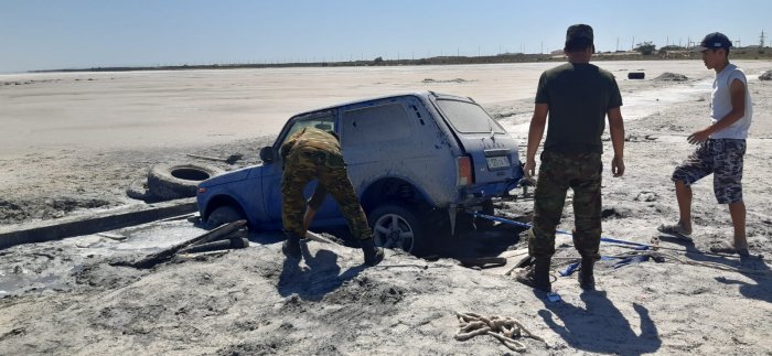 Трактор и «КамАЗ» застряли в пригороде Актау, пытаясь вытащить «Ниву»