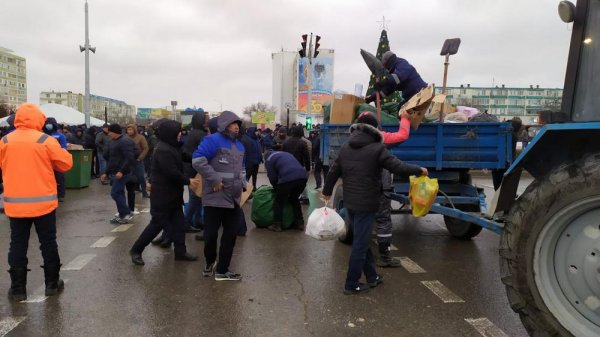 Что происходит на площади в центре Актау