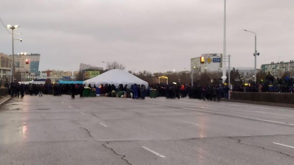 Что происходит на площади в центре Актау