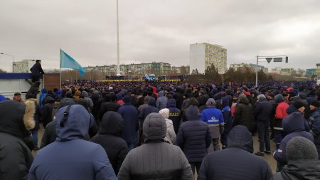 Что происходит на площади в центре Актау