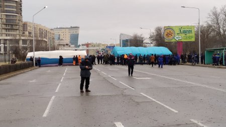 Что происходит на площади в центре Актау