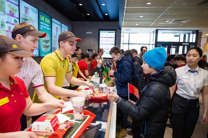 Работай в макдональдсе и купи айфон это реальность