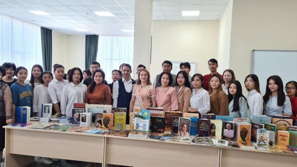 Представители Индии сделали подарок библиотеке в Актау