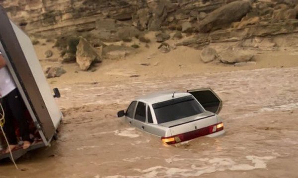 Под водой оказались несколько машин после дождя в Мангистау