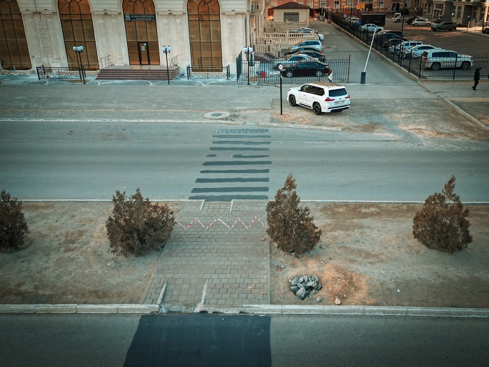 А жители не против! Закрашенный пешеходный переход в Актау разделил мнения горожан и блогера