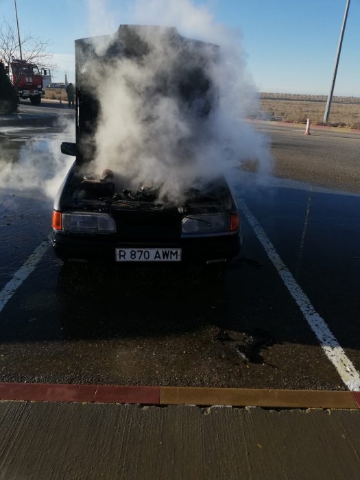 Автомобиль загорелся на парковке аэропорта Актау