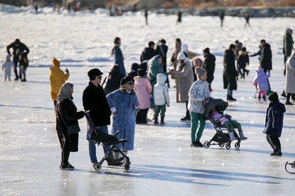 На море - и зимой, и летом! Развлечения жителей Актау на замёрзшем Каспии