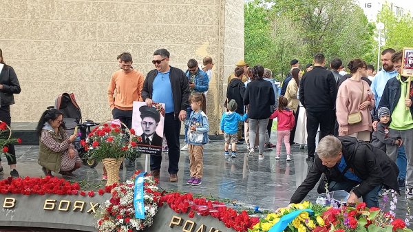 День Победы в Актау: горожане возложили цветы к Вечному огню