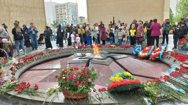 День Победы в Актау: горожане возложили цветы к Вечному огню