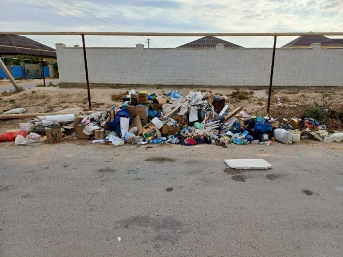 Погрязли: Жители Актау и Мунайлиского района жалуются на завалы мусора