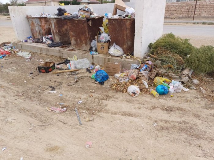 Погрязли: Жители Актау и Мунайлиского района жалуются на завалы мусора
