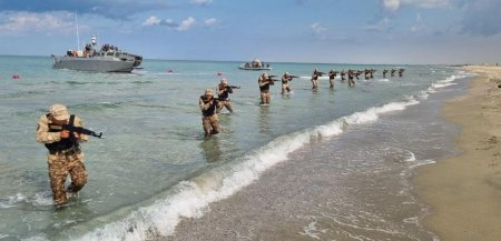 В Актау военные моряки «спасали» гражданское судно от условных террористов