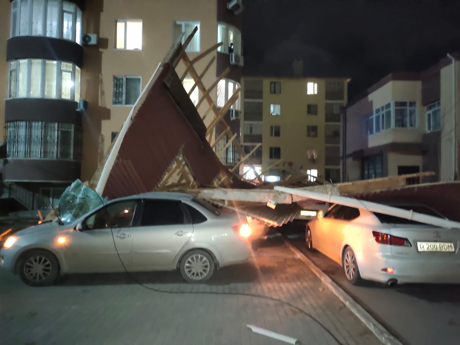 Крышу детского сада снесло ветром на припаркованные автомобили в Актау