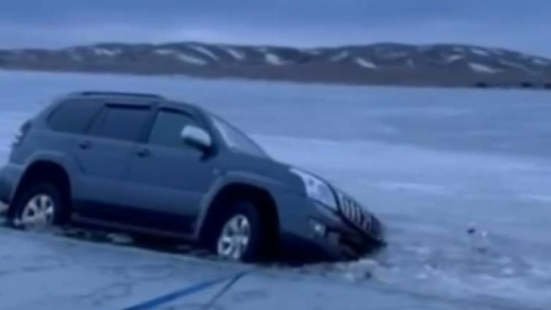 An SUV fell through the ice in the Akmola region