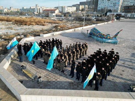 Матросы ВМС устроили массовый забег на набережной Актау