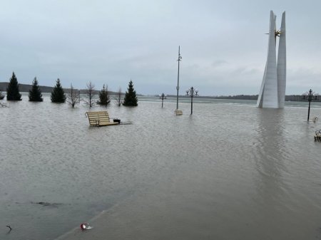 Набережную озера Пестрого затопило в Петропавловске, вода идет к домам и дачам