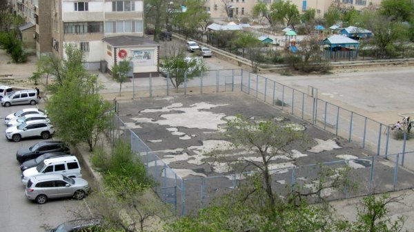 «Тянут резину»: власти более года обещают отремонтировать футбольное поле в Актау