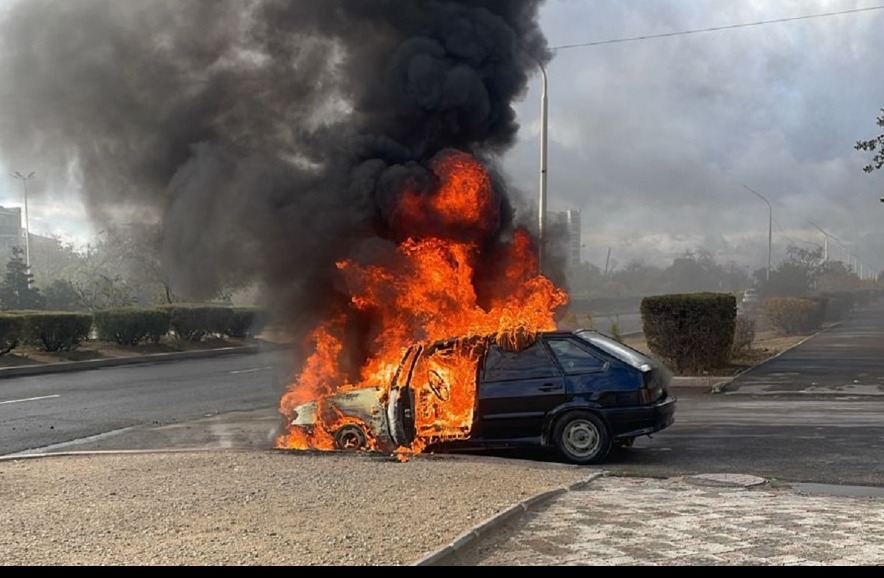 Тушение автомобиля в Актау глазами спасателя